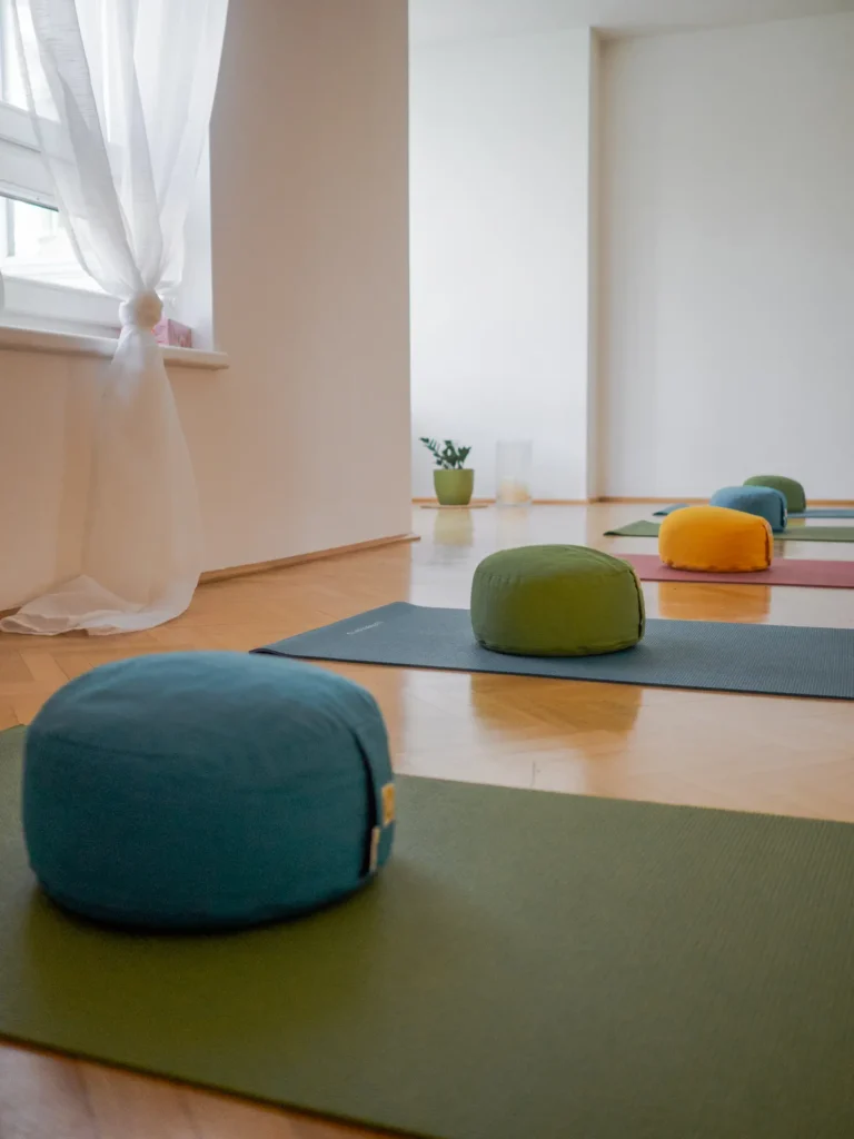 Yogaraum mit Meditationskissen