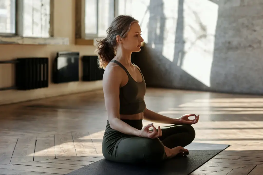 Frau in Meditationspose