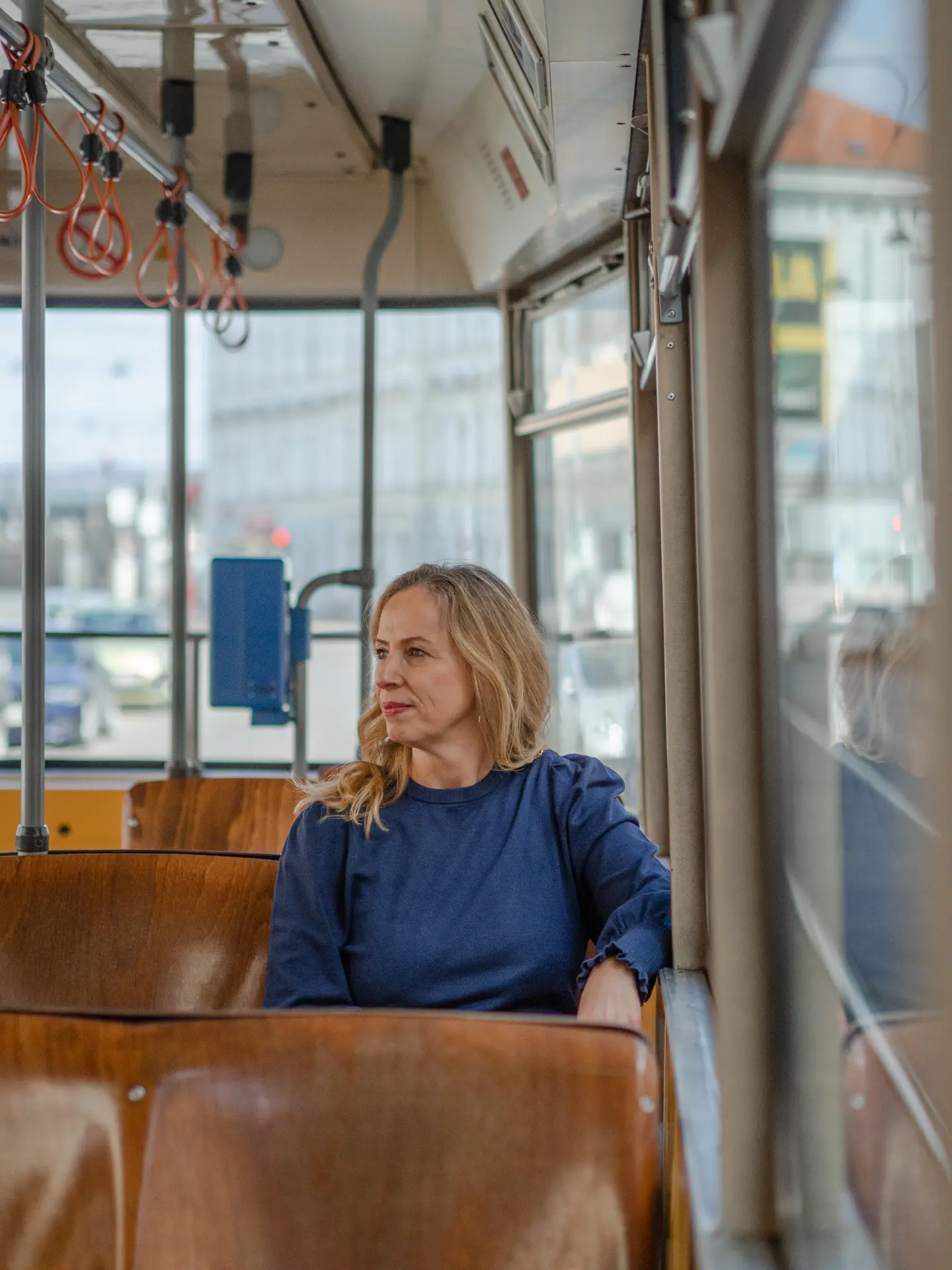 Martina Hums-Winter in der Straßenbahn
